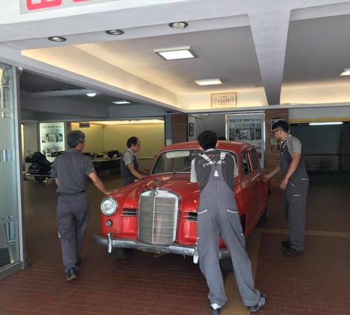 福誠廠內:技師推著古董車進維修區